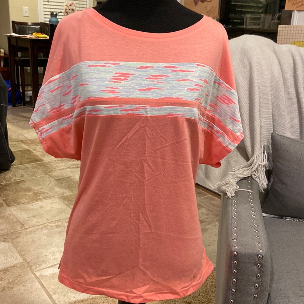 Woman’s PUMA top! 💞